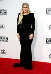 Meghan Trainor con vestido largo negro en los American Music Awards 2015