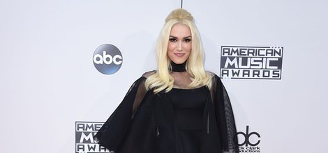 Gwen Stefani con vestido largo negro en los American Music Awards 2015