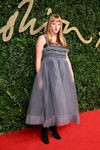 Molly Godard con vestido gris con vuelo en los British Fashion Awards 2015