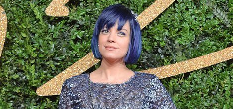 Lily Allen con vestido azul metalizado en los British Fashion Awards 2015