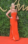 Lady Gaga con vestido coral largo en los British Fashion Awards 2015