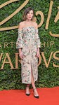 Alexa Chung con vestido beige de estampado floral en los British Fashion Awards 2015