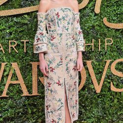 Alexa Chung con vestido beige de estampado floral en los British Fashion Awards 2015