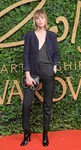 Eddie Campbell con pantaloon y chaqueta azul marino en los British Fashion Awards 2015