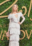Elena Perminova con vestido blanco de puntilla en los British Fashion Awards 2015 