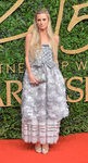 Laura Bailey con vestido grisáceo de superposiciones en los British Fashion Awards 2015 