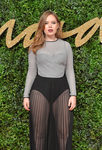 Tanya Burr con vestido gris y negro con transparencias en los British Fashion Awards 2015 