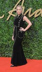 Rita Ora con vestido negro de estilo esmoquin con transparencias en los British Fashion Awards 2015