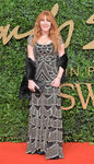 Charlotte Tilbury con vestido gris y plateado en los British Fashion Awards 2015 