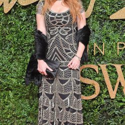 Charlotte Tilbury con vestido gris y plateado en los British Fashion Awards 2015 