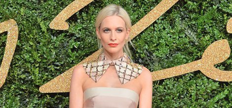 Poppy Delevingne con vestido de rayas en tonos rosa en los British Fashion Awards 2015 