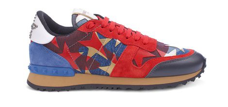 Sneaker Camustar Printed roja y azul de la colección Goop x Valentino