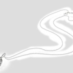 Colgante en plata con bordado floral de la colección primavera/verano 2016 de Pandora