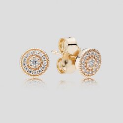 Pendientes de esferas en oro de la colección primavera/verano 2016 de Pandora