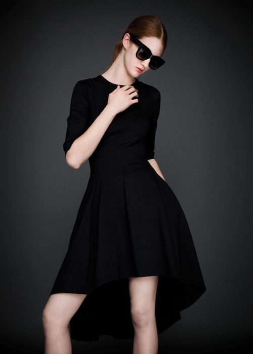Vestido asimétrico negro con manga francesa de la colección otoño/invierno 2015/2016 de Dolores Promesas