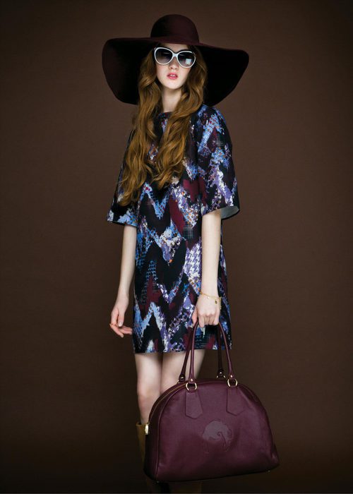 Vestido estampado en tonos burdeos, azul y negro de la colección otoño/invierno 2015/2016 de Dolores Promesas