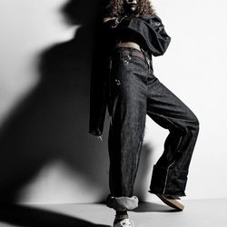 Rihanna posando con la segunda entrega de su colección de zapatillas 'Puma by Rihanna'
