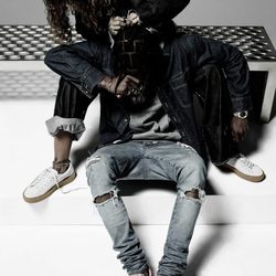 Rihanna posando en la campaña con la segunda entrega de su colección de zapatillas 'Puma by Rihanna'
