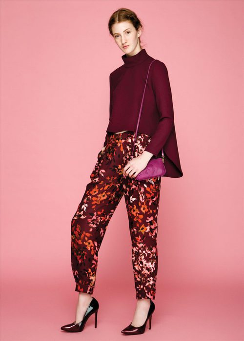 Jersey burdeos y pantalón floral estampado de la colección otoño/invierno 2015/2016 de Dolores Promesas