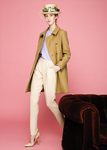 Gabardina camel y pantalón beige de la colección otoño/invierno 2015/2016 de Dolores Promesas