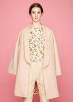 Chaquetón rosa palo y camisa floral de la colección otoño/invierno 2015/2016 de Dolores Promesas