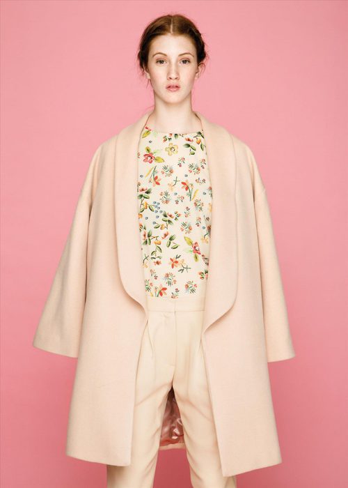 Chaquetón rosa palo y camisa floral de la colección otoño/invierno 2015/2016 de Dolores Promesas