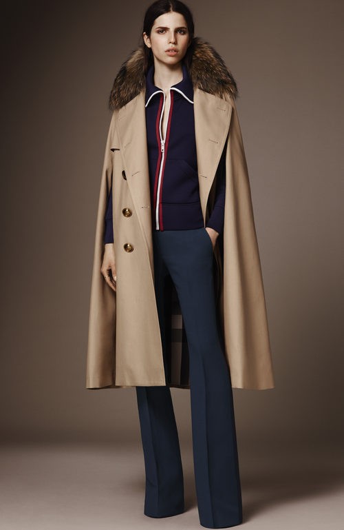 Gabardina beige y pantalón palazzo azul marino fluido de la pre colección otoño/invierno 2015/2016 de Burberry 