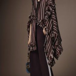 Poncho burdeos y blanco y pantalón palazzo burdeos de la pre colección otoño/invierno 2015/2016 de Burberry