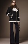 Chaquetón negro y cuello de pelo blanco de la pre colección otoño/invierno 2015/2016 de Burberry 