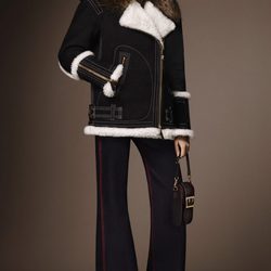 Chaquetón negro y cuello de pelo blanco de la pre colección otoño/invierno 2015/2016 de Burberry 