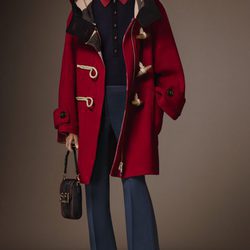Trenca roja de la pre colección otoño/invierno 2015/2016 de Burberry 