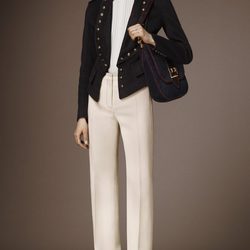 Chaqueta negra y dorada y pantalón blanco crudo de la pre colección otoño/invierno 2015/2016 de Burberry
