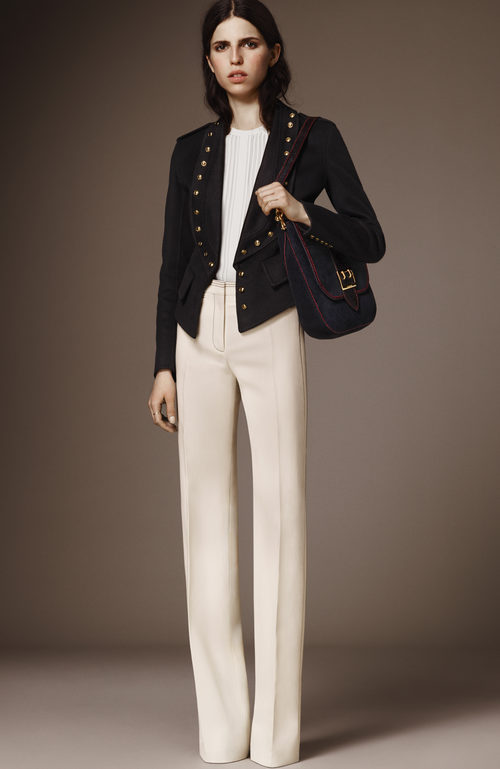 Chaqueta negra y dorada y pantalón blanco crudo de la pre colección otoño/invierno 2015/2016 de Burberry