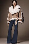  Abrigo beige con pelo en el interior de la pre colección otoño/invierno 2015/2016 de Burberry