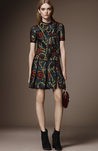 Minivestido negro con estampado floral de la pre colección otoño/invierno 2015/2016 de Burberry