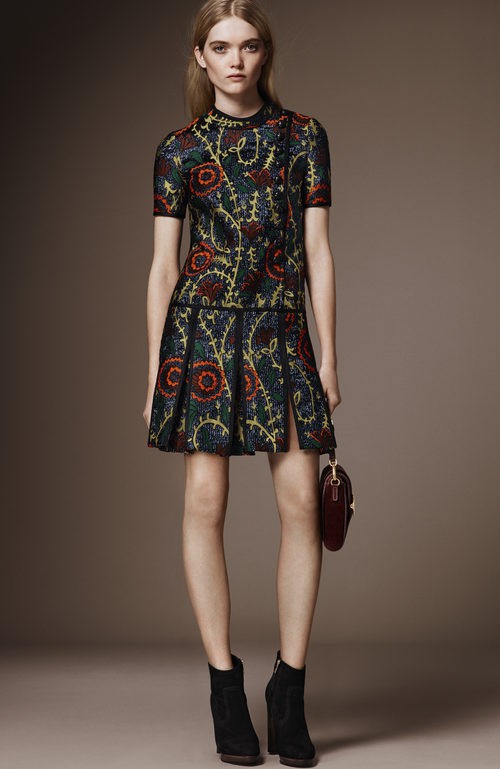 Minivestido negro con estampado floral de la pre colección otoño/invierno 2015/2016 de Burberry