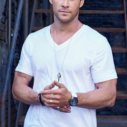 Chris Hemsworth posando como embajador de TAG Heuer