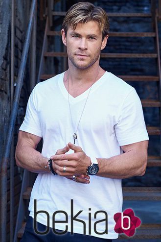 Chris Hemsworth posando como embajador de TAG Heuer