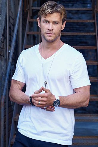 Chris Hemsworth posando como embajador de TAG Heuer