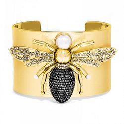 Brazalete dorado con detalle animal de la colección de joyas de BaubleBar presentada por Olivia Palermo para la Navidad 2015