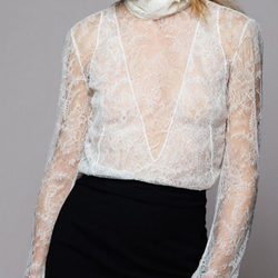 Pendientes plateado con detalles de alas de la colección de joyas de BaubleBar presentada por Olivia Palermo para la Navidad 2015