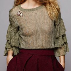 Broche plateado con detalles de rubíes de la colección de joyas de BaubleBar presentada por Olivia Palermo para la Navidad 2015