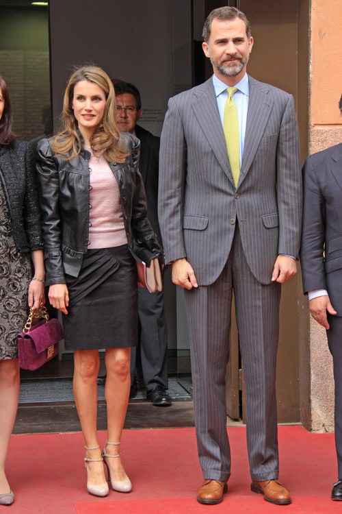 La Princesa Letizia con una camiseta rosa en la exposición 'Santas de Zurbarán: Devoción y Persuasión'