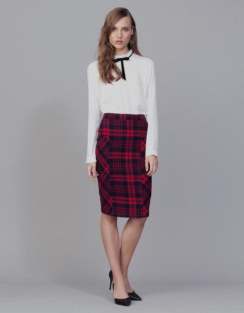 Camisa blanca y falda de tubo de cuadros rojos y negros de la colección Tartán de Invierno 2015/2016 de Blanco