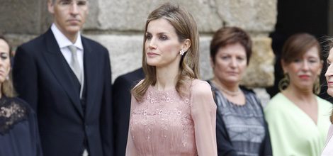 La Reina Letizia con un vestido de Felipe Varela en la ofrenda floral al Apostol Santiago