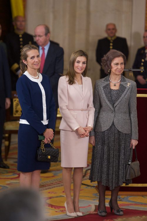 La Princesa Letizia con un traje rosa en la entrega del Toisón de Oro a Enrique V. Iglesias