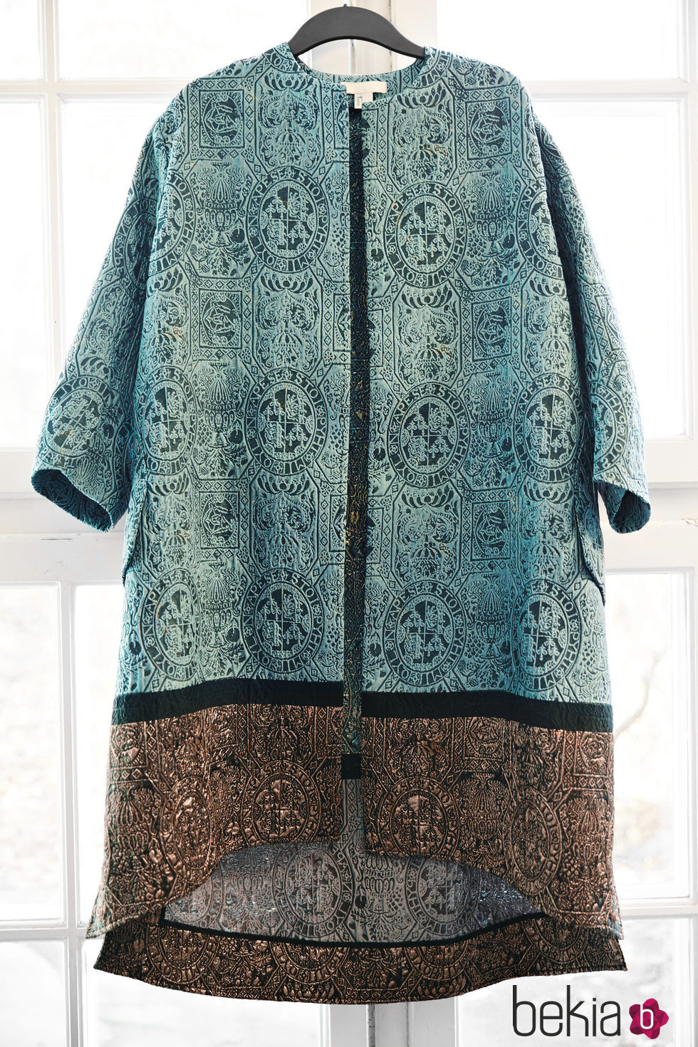 Chaquetón bicolor en con grabados en aguamarina y marrón de la colección Conscious Exclusive de H&M