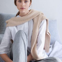 Pantalón gris, camisa blanca y jersey beige de la línea Leisure Wear de H&M