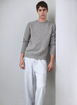 Pantalón blanco y jersey gris de la línea Leisure Wear de H&M