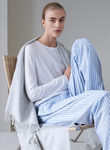 Fular gris, pantalón de rayas azules y blancas y camiseta blanca de la línea Leisure Wear de H&M